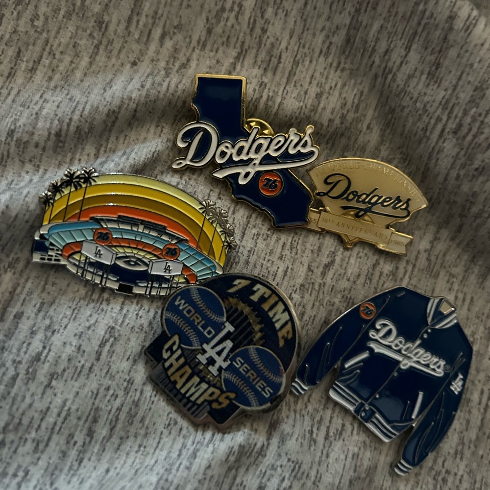 MLB Los Angeles dodgers pins with back selling as a set - Picture 2 of 3